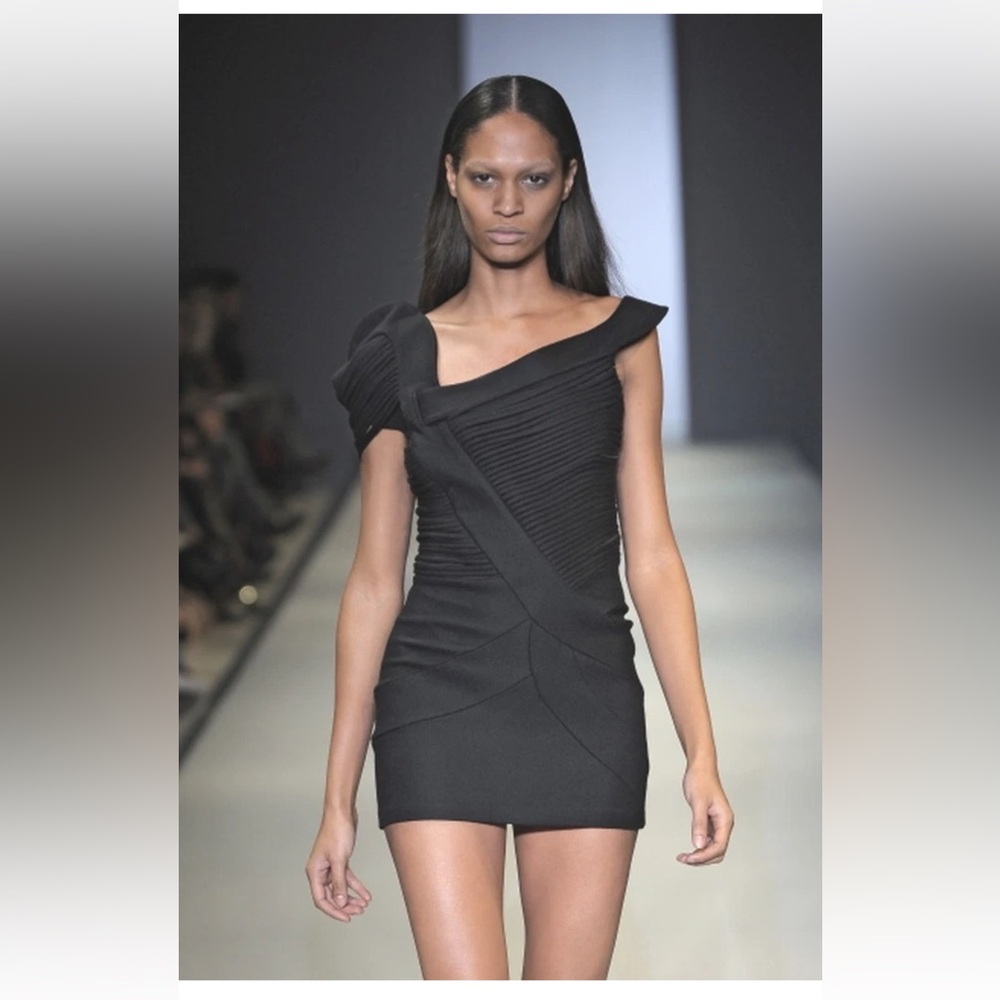 HAKAAN Black Couture Wool Sculpted
Shoulder Dress size Small